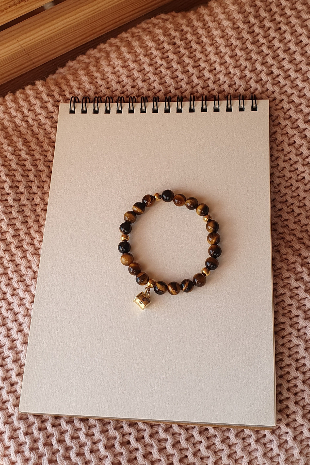 Bracelet Temps calme en œil de tigre avec breloque mug en acier doré