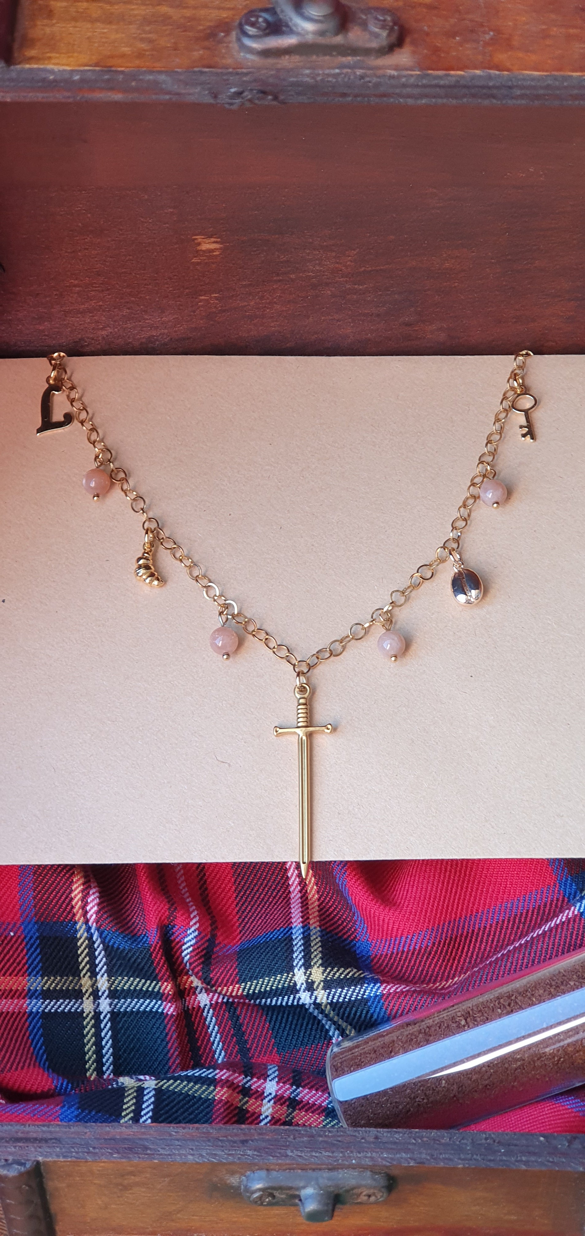 Collier à breloques Viv en pierre de soleil - Légendes & Lattes