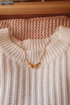 Collier Le Lien en quartz rose avec connecteur mains liées en acier inoxydable doré