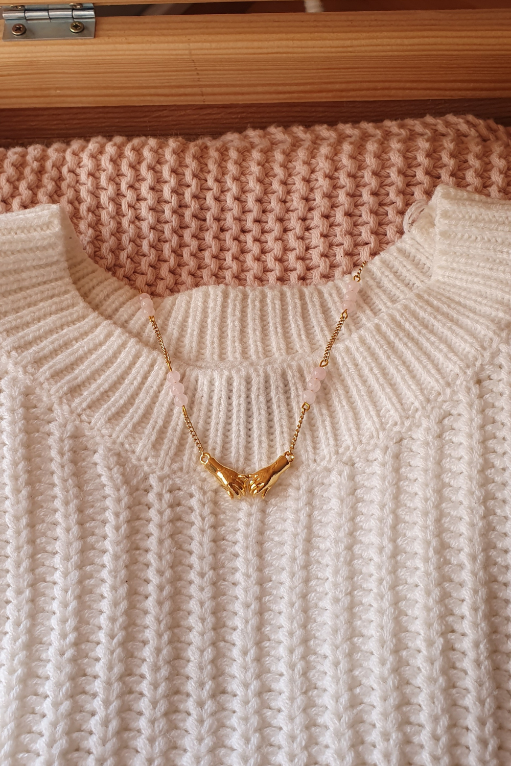 Collier Le Lien en quartz rose avec connecteur mains liées en acier inoxydable doré