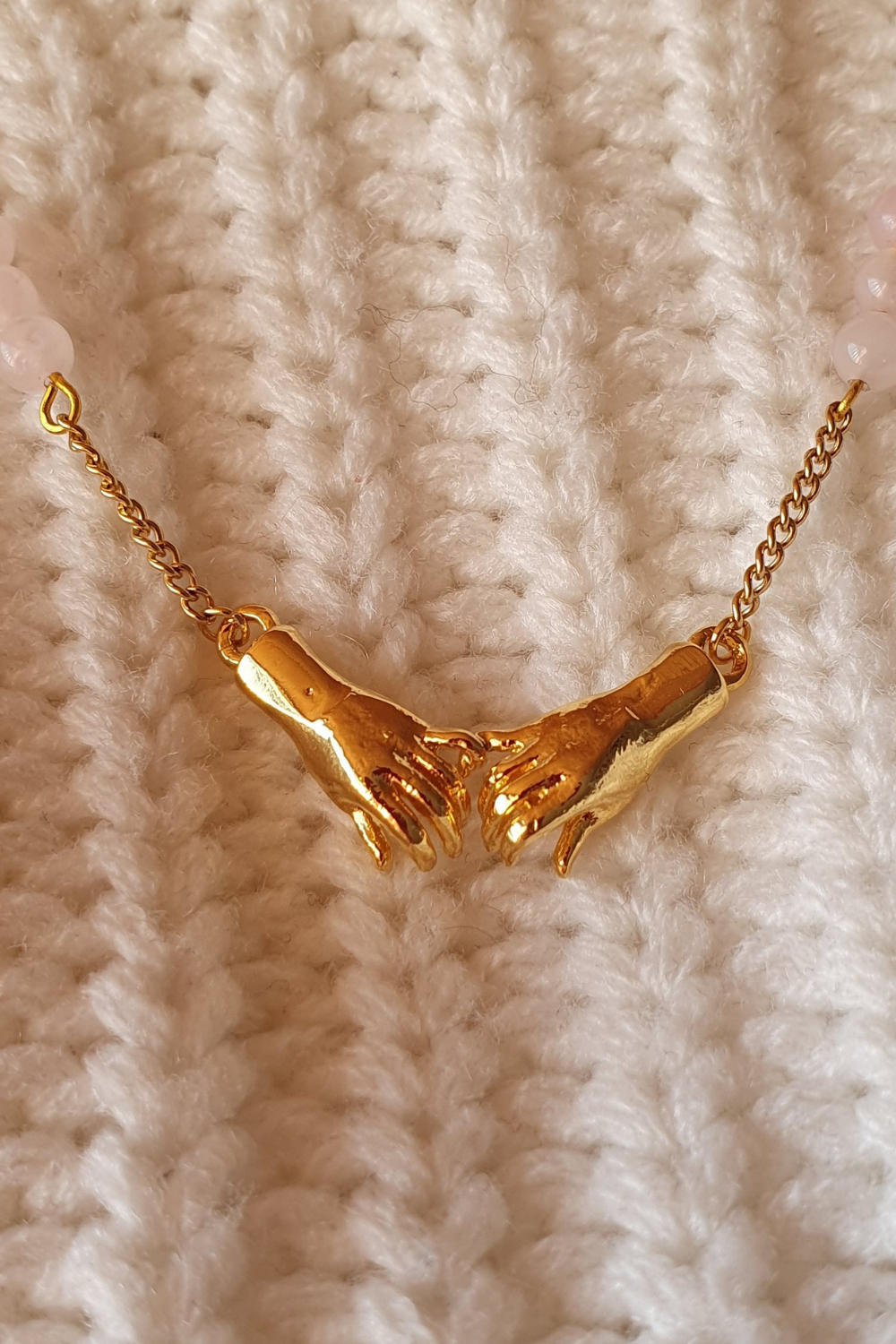 Collier Le Lien en quartz rose avec connecteur mains liées en acier inoxydable doré