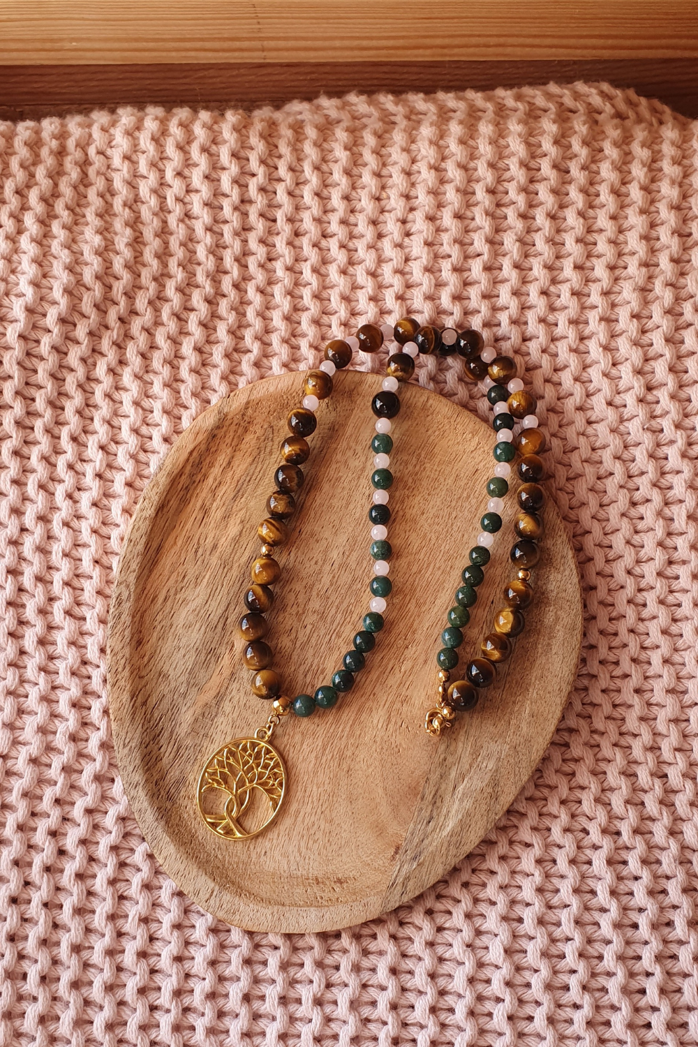 Collier Racines en œil de tigre, quartz rose, agate mousse avec pendant arbre en zinc doré