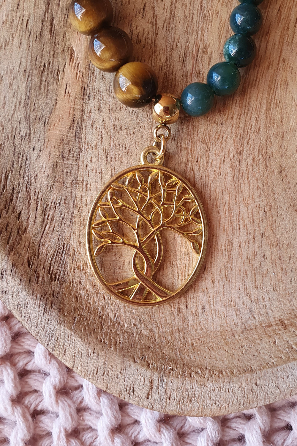 Collier Racines en œil de tigre, quartz rose, agate mousse avec pendant arbre en zinc doré